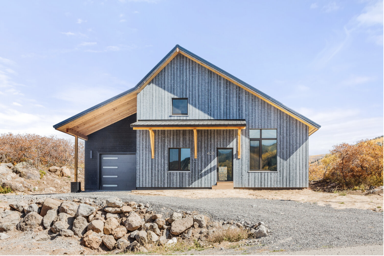 Gray metal house exterior, Phoenix Haus H19 prefab home