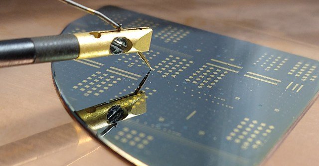 Prototype-PCSEL-device-testing-vecotr-photonics
