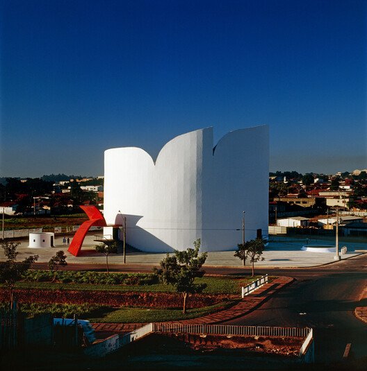Araras State Theater / Oscar Niemeyer. Image © Nelson Kon