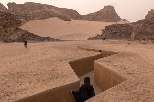 When the Earth Began to Look at Itself - Desert X Installation / Syn Architects. Image © Laurian Ghinitoiu When the Earth Began to Look at Itself - Desert X Installation / Syn Architects. Image © Laurian Ghinitoiu