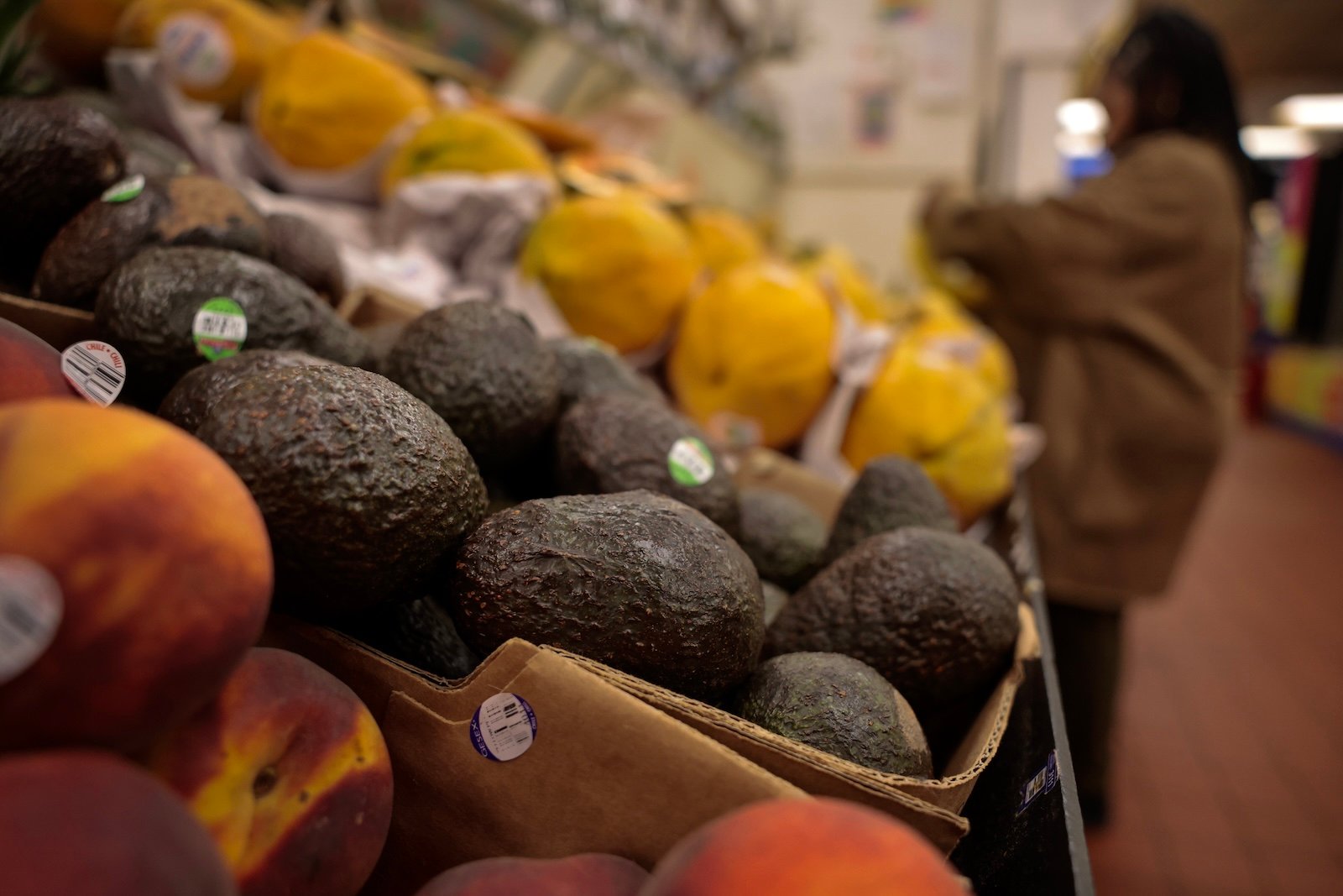 avocaods and lemons on a grocery store shelf
