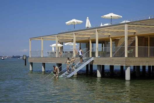 Am Kaiserstrand Bathhouse / Lang+Schwaerzler. Image © Bruno Klomfar - Tom Maldener