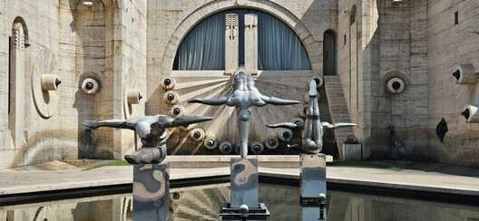 "Divers" by David Martin at the Yerevan Cascade Complex. Image by Besides the Obvious via Shutterstock.