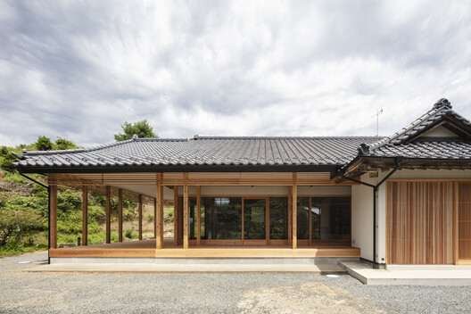 A Long House by  Life Style Koubou. Image © Yosuke Ohtake