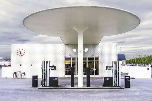 Skovshoved Petrol Station /  Arne Jacobsen. Image © Di Madeira78, via Wikipedia under CC BY-SA 4.0