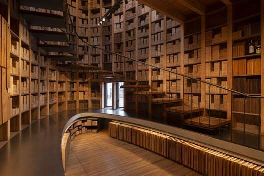Maruhon Fukuoka Office & Showroom / KATORI archi+design associates. Image © Hiroshi Mizusaki Maruhon Fukuoka Office & Showroom / KATORI archi+design associates. Image © Hiroshi Mizusaki