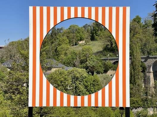 D_un cercle a l_autre / Daniel Buren . Image © Alf van Beem via Wikipedia D_un cercle a l_autre / Daniel Buren . Image © Alf van Beem via Wikipedia