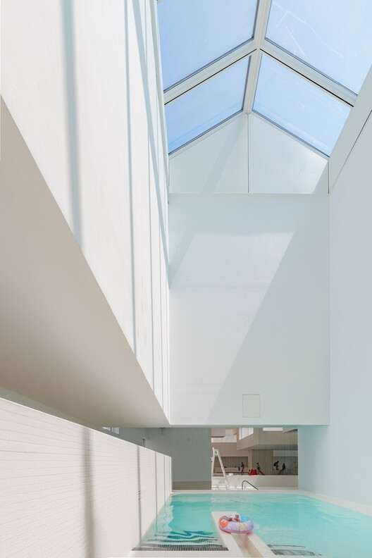 Les Bains des Docks Aquatic Centre. Image Courtesy of VELUX Commercial Les Bains des Docks Aquatic Centre. Image Courtesy of VELUX Commercial