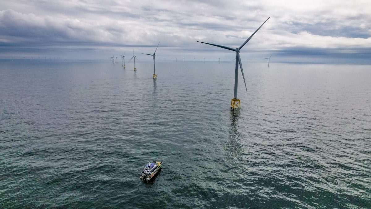 Offshore wind farm and vessel