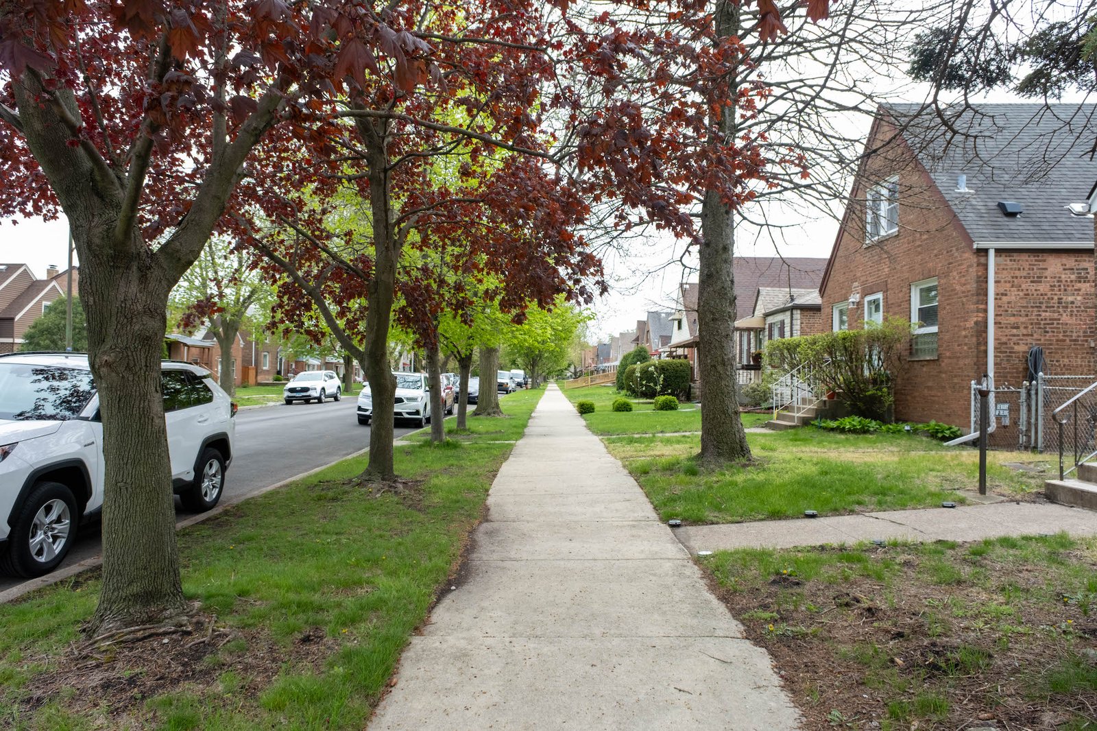 A residential sidewalk along a row of houses in Chicago