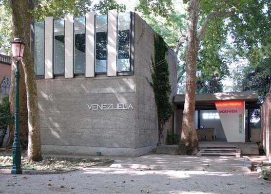 Exterior of the Venezuela Pavilion / Carlo Scarpa. Image © Flickr user Jean-Pierre Dalbéra Exterior of the Venezuela Pavilion / Carlo Scarpa. Image © Flickr user Jean-Pierre Dalbéra