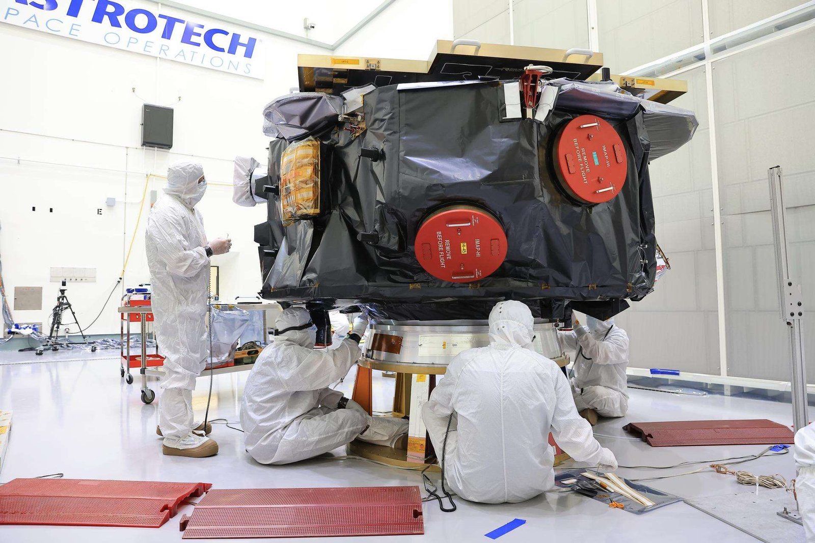Técnicos trabajan en el cierre del observatorio IMAP (Sonda de Cartografía y Aceleración Interestelar) de la NASA en las instalaciones Astrotech Space Operations Facility, cerca del Centro Espacial Kennedy de la NASA en Florida, el viernes 15 de agosto de 2025. La misión IMAP explorará y cartografiará los límites de la heliosfera —una enorme burbuja creada por el viento solar que encapsula todo nuestro sistema solar— y estudiará cómo interactúa la heliosfera con el vecindario galáctico local más allá de ella.