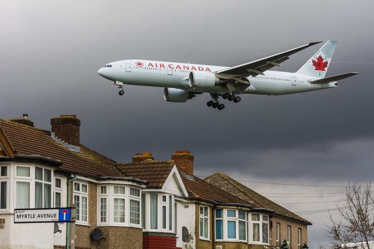 Aircraft-over-Myrtle-Avenue
