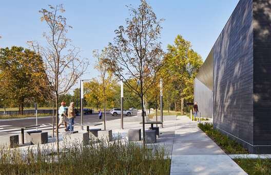 Straight River Northbound Safety Rest Area / Snow Kreilich Architects. Image © Corey Gaffer