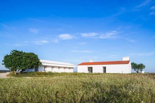 Monte da Azarujinha / Aboim Inglez Arquitectos. © Ricardo Gonçalves Monte da Azarujinha / Aboim Inglez Arquitectos. © Ricardo Gonçalves