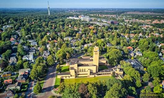 Hilversum Town Hall / Willem Marinus Dudok. Image © Door Choinowski via Wikipedia under , CC BY-SA 4.0 Hilversum Town Hall / Willem Marinus Dudok. Image © Door Choinowski via Wikipedia under , CC BY-SA 4.0