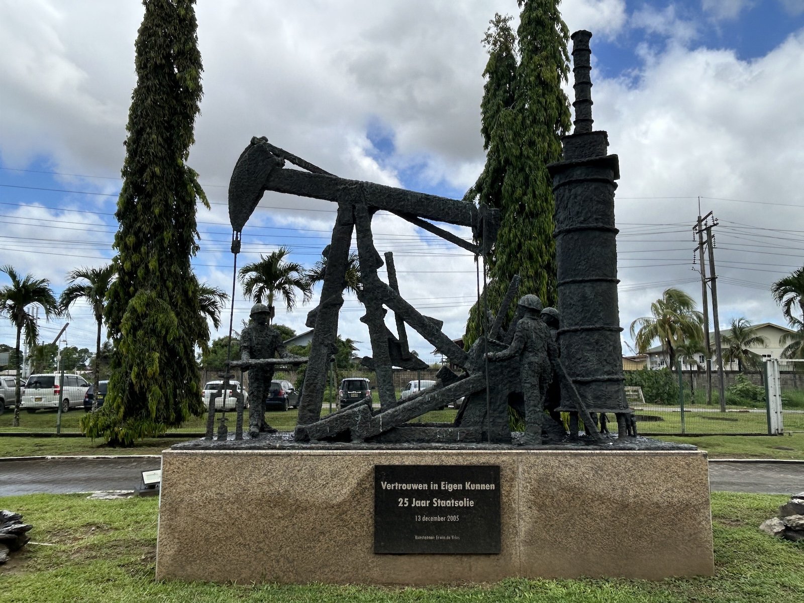 A statue of a pumpjack with a plaque in Dutch from 2005