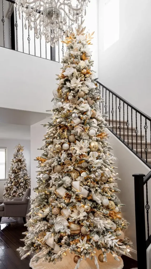 Elegant White and Gold Christmas Tree