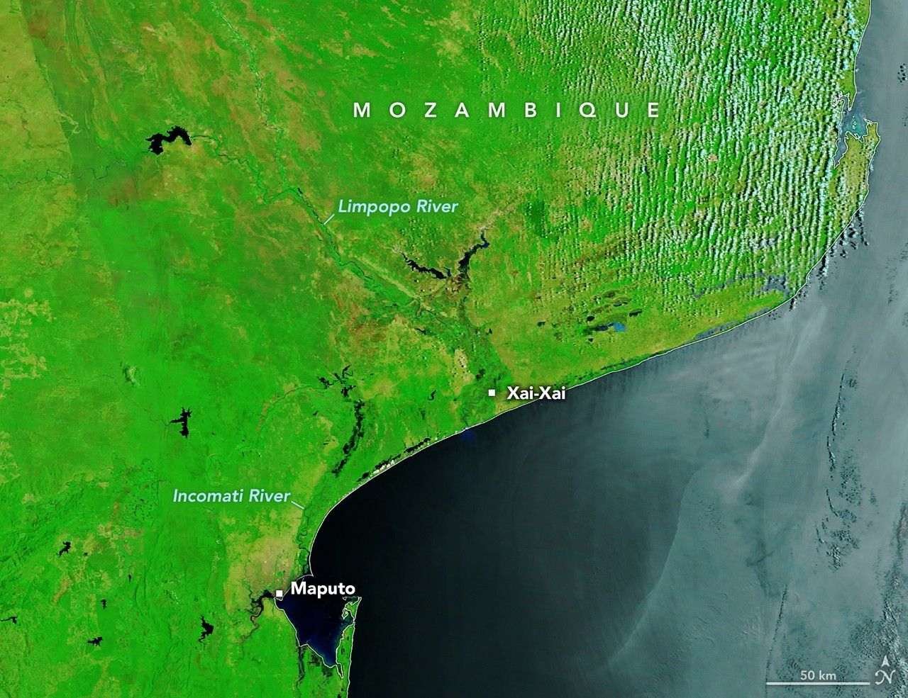 In an image of the same area captured before the flooding on December 17, 2025, a thin line of river water runs down the center of otherwise dry floodplains.