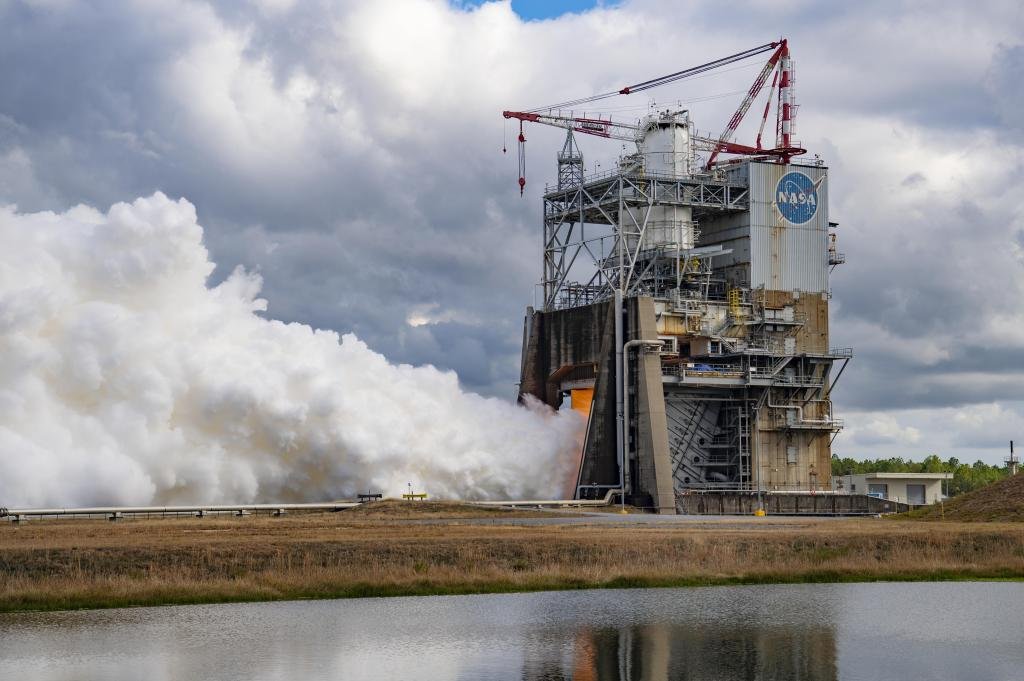 a hot fire of RS-25 engine No. 2063 on the Fred Haise Test Stand
