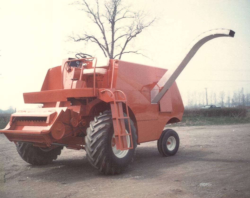 A Chrysler 440 V-8 engine powered the DE-1 prototype developed in 1969, which used a different style of tank unloading system. It was never brought to production.