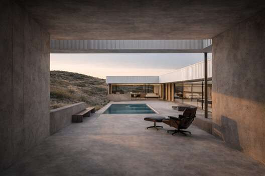 Casa Patio / NAHE Architects. Image © NAHE Architects