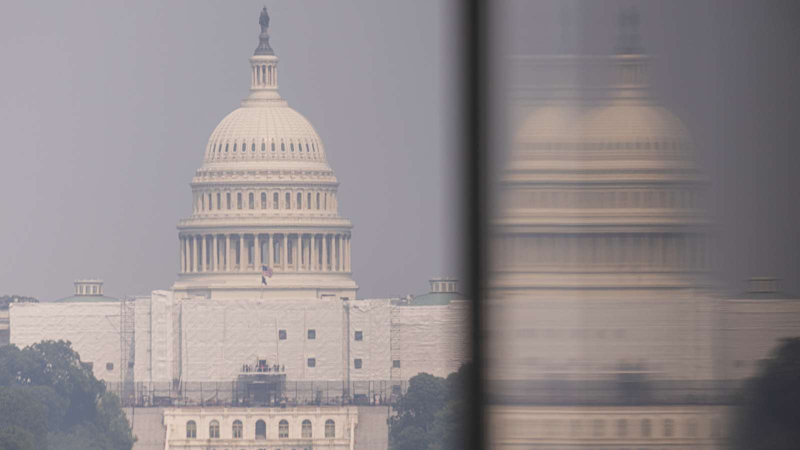Photo of U.S. Capitol building is shrouded in haze from wildfire smoke