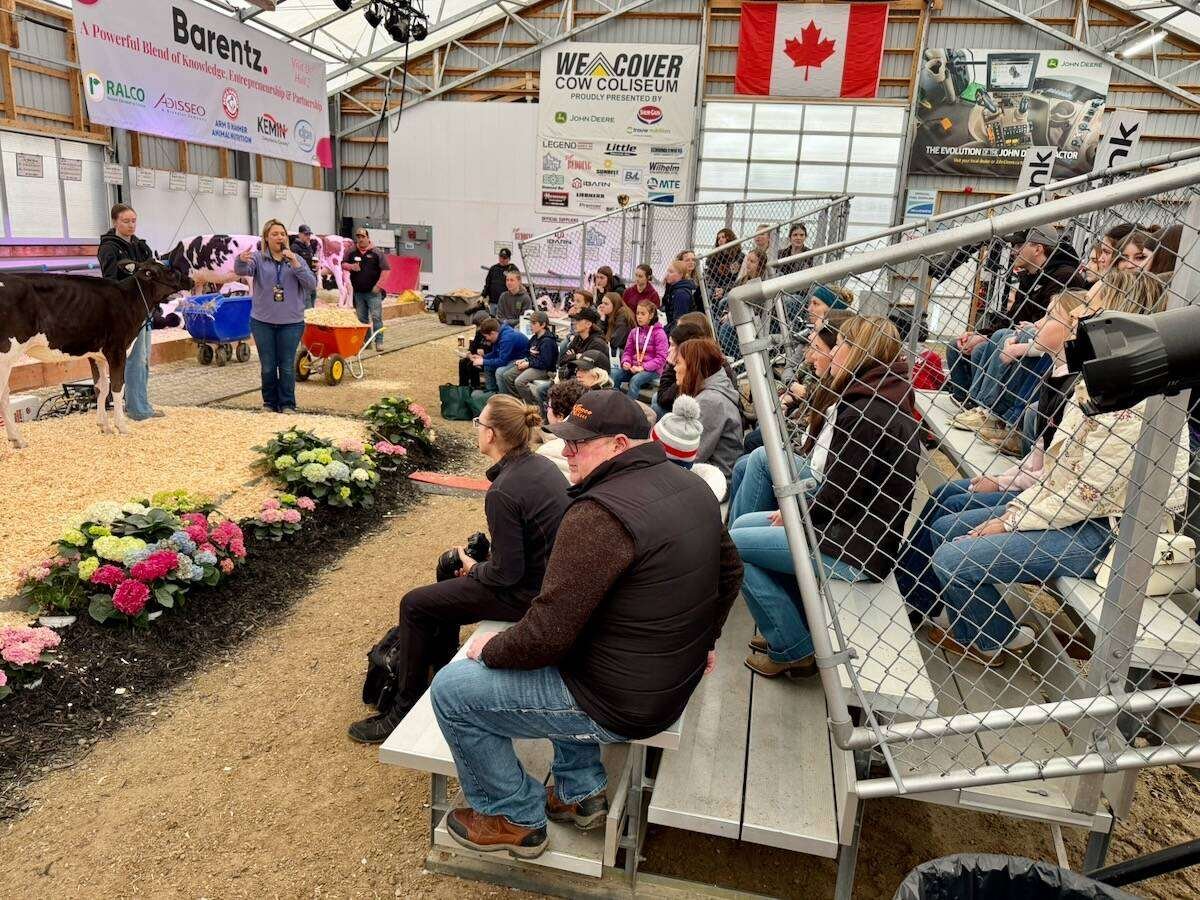 Lots of young people showed up to learn from Kelly Reynolds of MIll Wheel Show Clinics at the Canadian Dairy Xpo. Photo: John Greig
