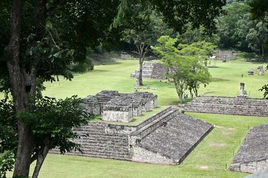 The Pok-ta-Pok Ball court and the Great Plaza. Image © Frans-Banja Mulder via Wikipedia under license CC BY 3.0