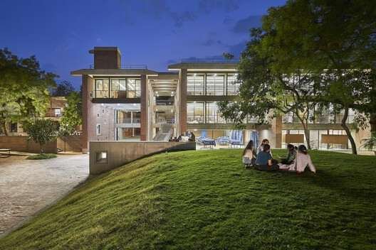 CEPT University Foundation Hall, Lecture Hall and Kund / CCBA Designs. Photo © Ashish Bhonde, Ramprasad Akkisetti CEPT University Foundation Hall, Lecture Hall and Kund / CCBA Designs. Photo © Ashish Bhonde, Ramprasad Akkisetti