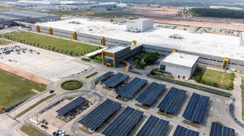 Aerial view of the expanded Continental tire plant in Rayong, Thailand. The building is several stories tall and has large photovoltaic panels and a large parking lot.