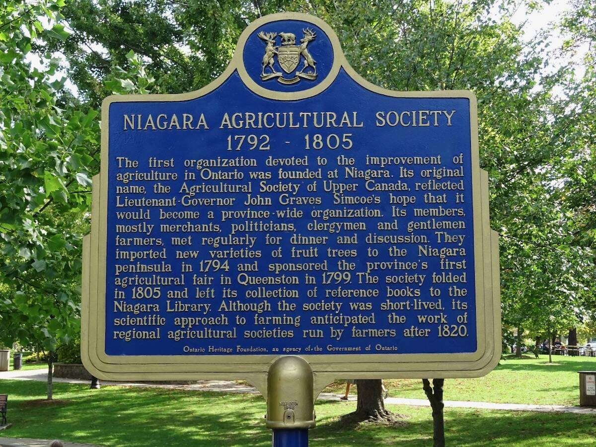 The Ontario Heritage Foundation’s plaque at Simcoe Park at Niagara-on-the-Lake commemorating the Niagara Agricultural Society. Photo: Spudgun67/Wikimedia Commons - creativecommons.org/licenses/by-sa/4.0/deed.en