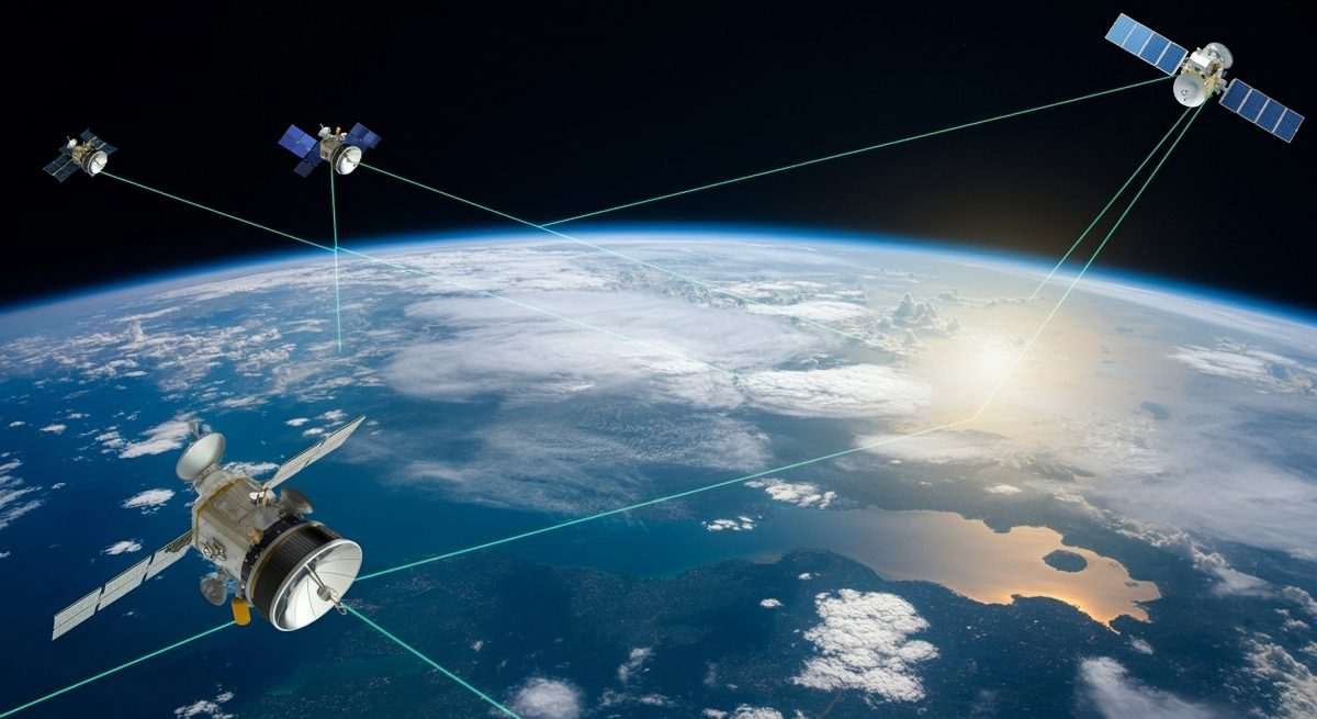 Artist’s impression of satellites in Earth orbit linked by laser-like optical power beams