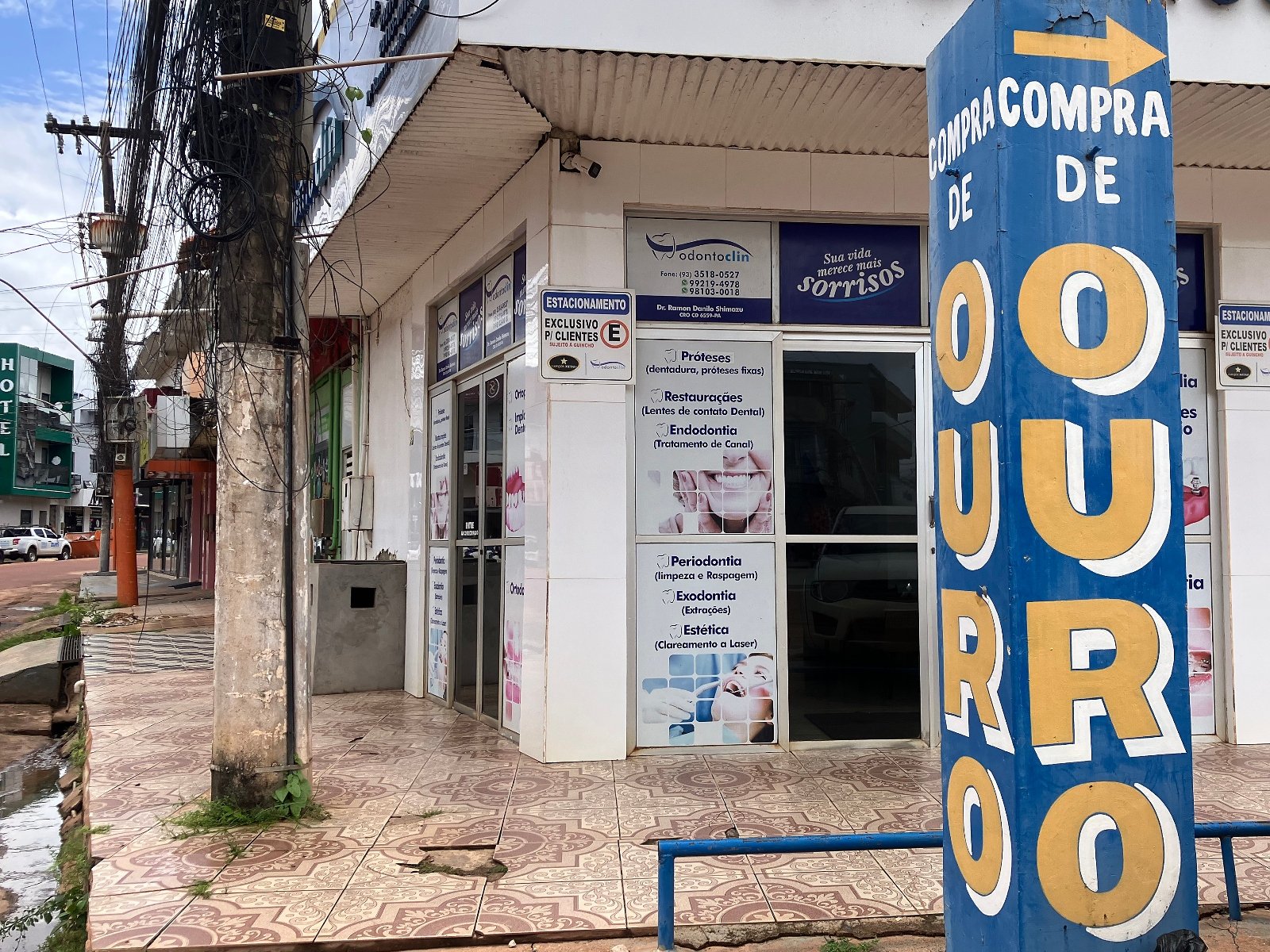 A storefront where Gold is painted outside
