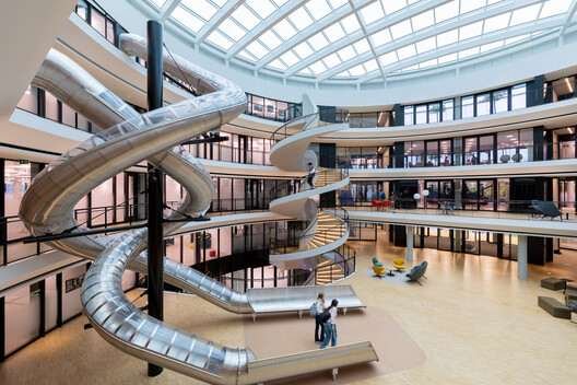 Philo Science Center at Institut Le Rosey / Bernard Tschumi Architects. Image © Iwan Baan Philo Science Center at Institut Le Rosey / Bernard Tschumi Architects. Image © Iwan Baan