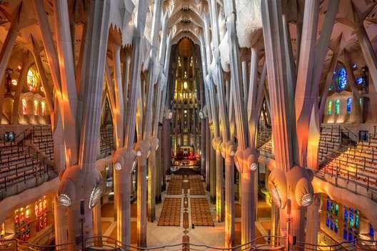 Nave with tree-like columns including backlit coats of arms at Sagrada Família, Barcelona. Architect: Antoni Gaudí. © Foundation Junta Constructora del Temple Expiatori de la Sagrada Família Nave with tree-like columns including backlit coats of arms at Sagrada Família, Barcelona. Architect: Antoni Gaudí. © Foundation Junta Constructora del Temple Expiatori de la Sagrada Família