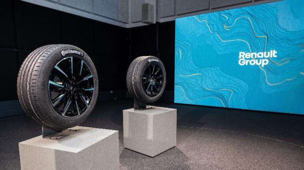The bespke Continental tire for Renault sits on a plinth in front of a large projector screen as part of the Renault Group’s “Sustainability Tour.