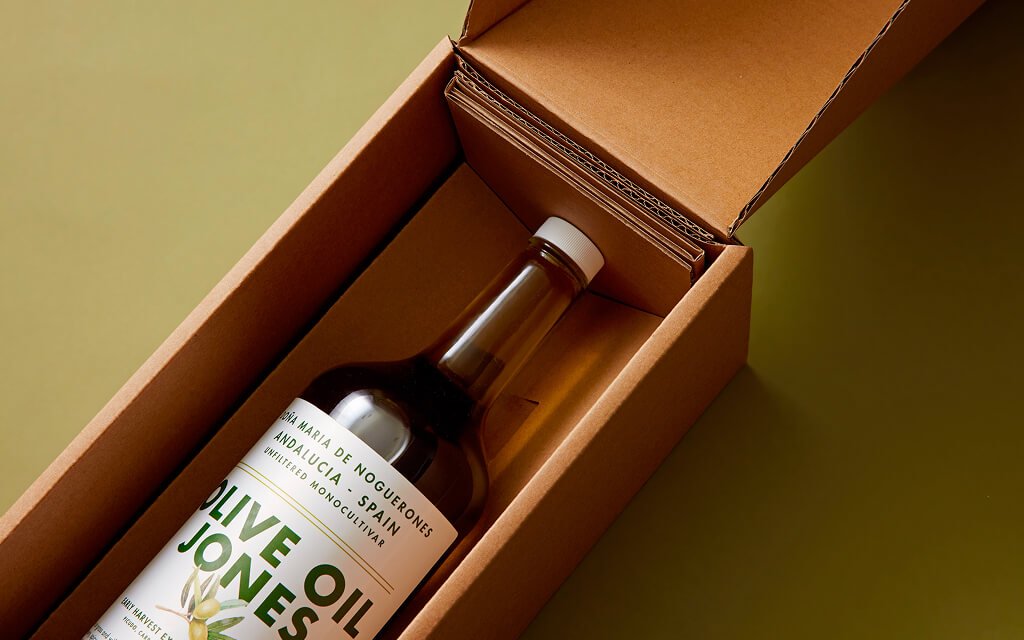 Custom triangular folded corrugated packaging for 1- and 2-liter bottles．