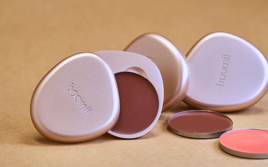 Boomii reusable casing featuring a smooth aluminum shell with a river stone inspired shape.