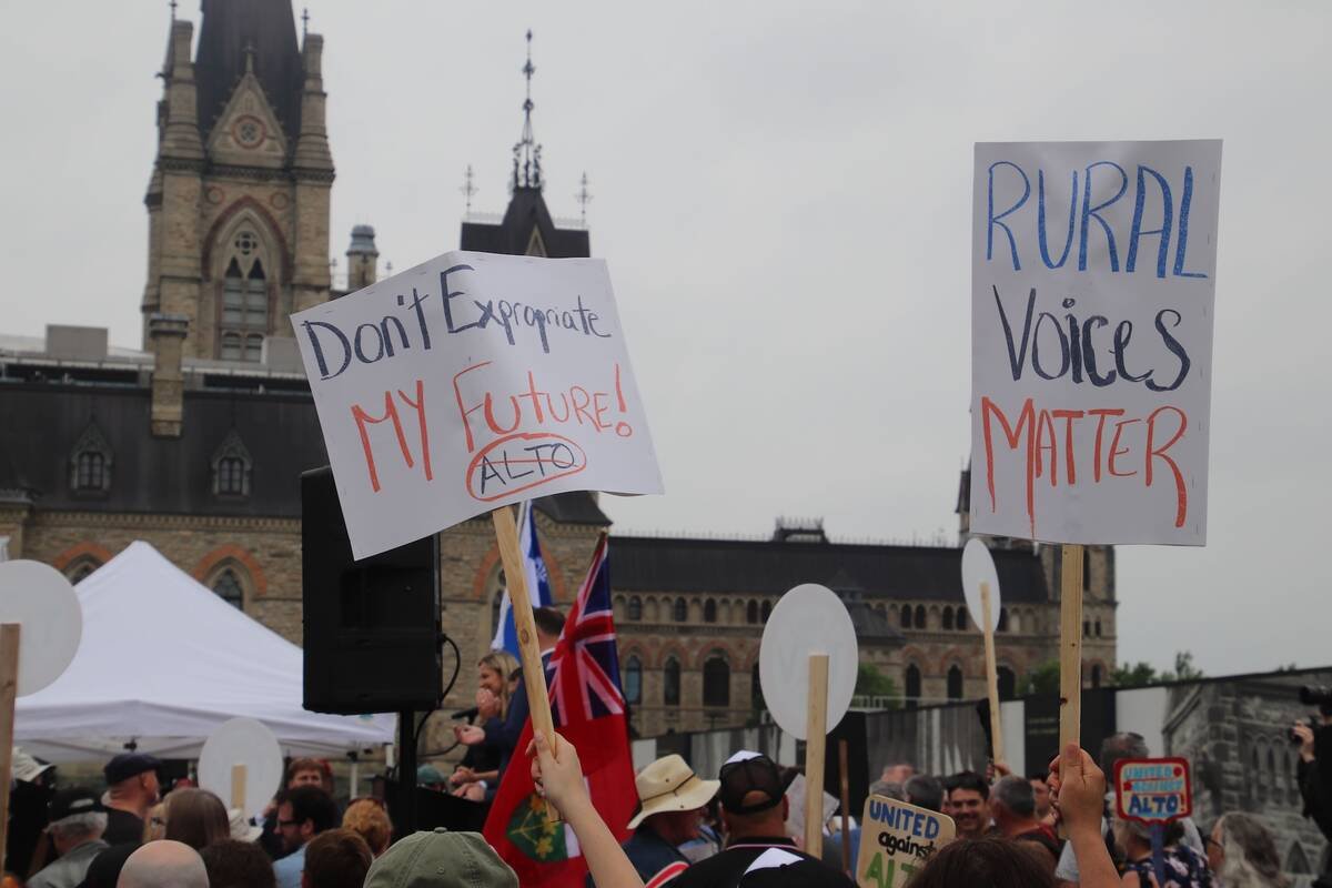 Protestors are asking the federal government to cancel the project, which they fear will result in land expropriation, cut them off from markets and hurt sensitive ecological sites. Photo: Jonah Grignon