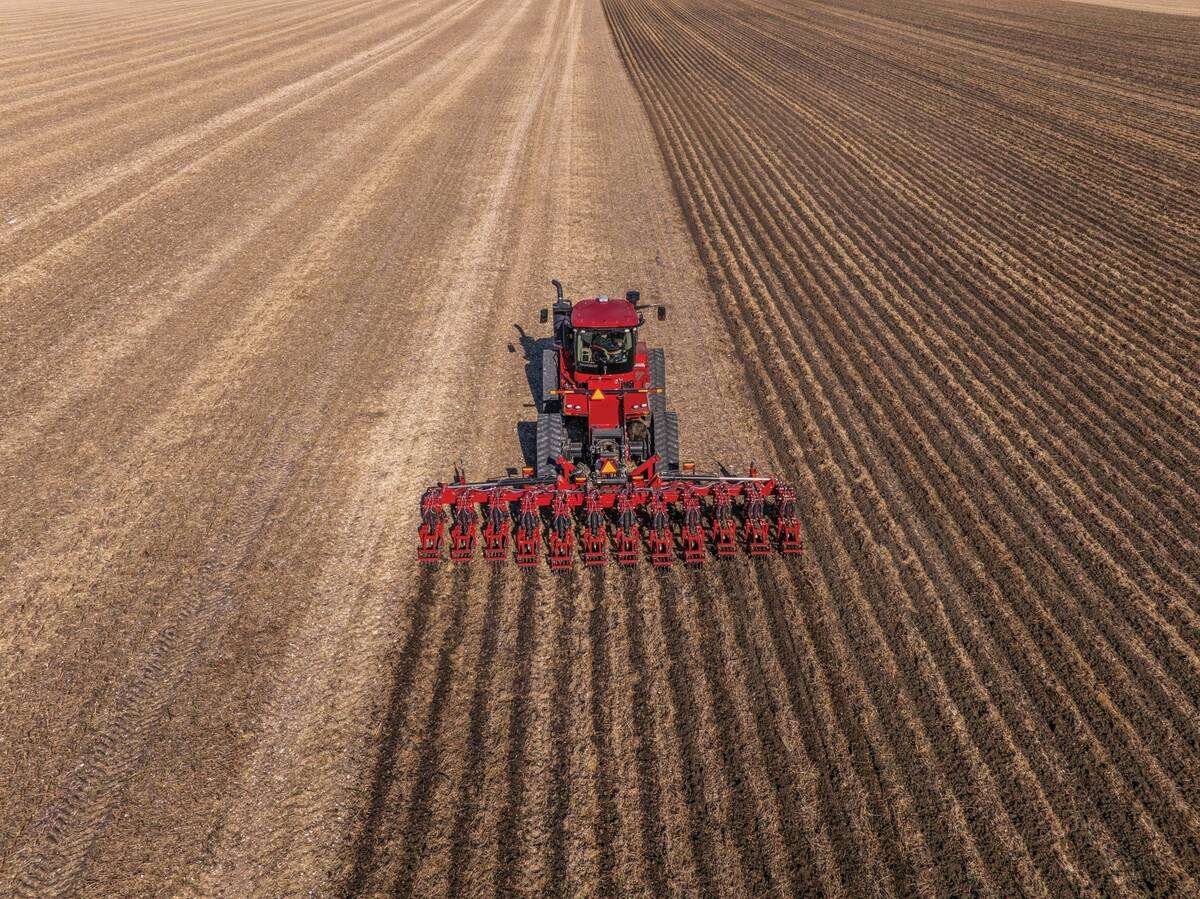 The Case IH Nutri-Tiller 1000 series is available in six- , eight- or 12-row configurations. The six-row
is exclusive to the 1010 model.