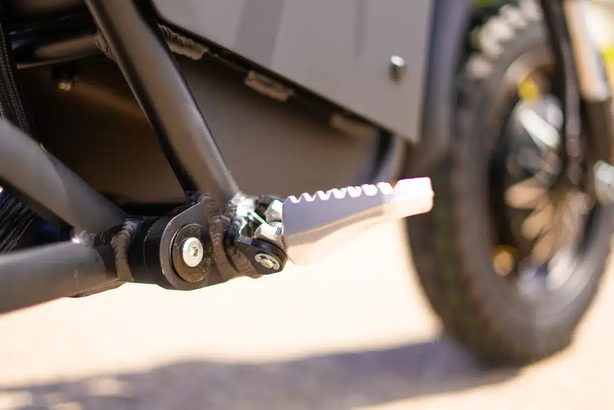 EMOVE RoadRunner Pro V2 Review: Surron Power in a Tiny, Stealthy Package 19 EMOVE RoadRunner Pro V2 e-moto style foot peg