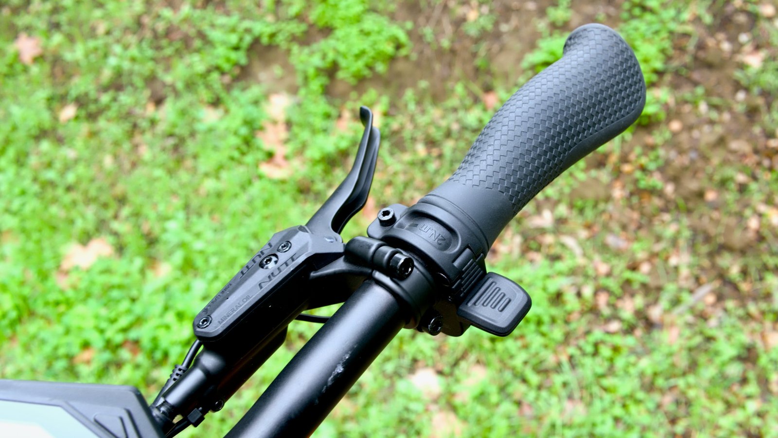 Kukirin G4 Max Review: 50 MPH of Off-Road Value 8 Kukirin G4 Max dual-stem front end and wide off-road deck