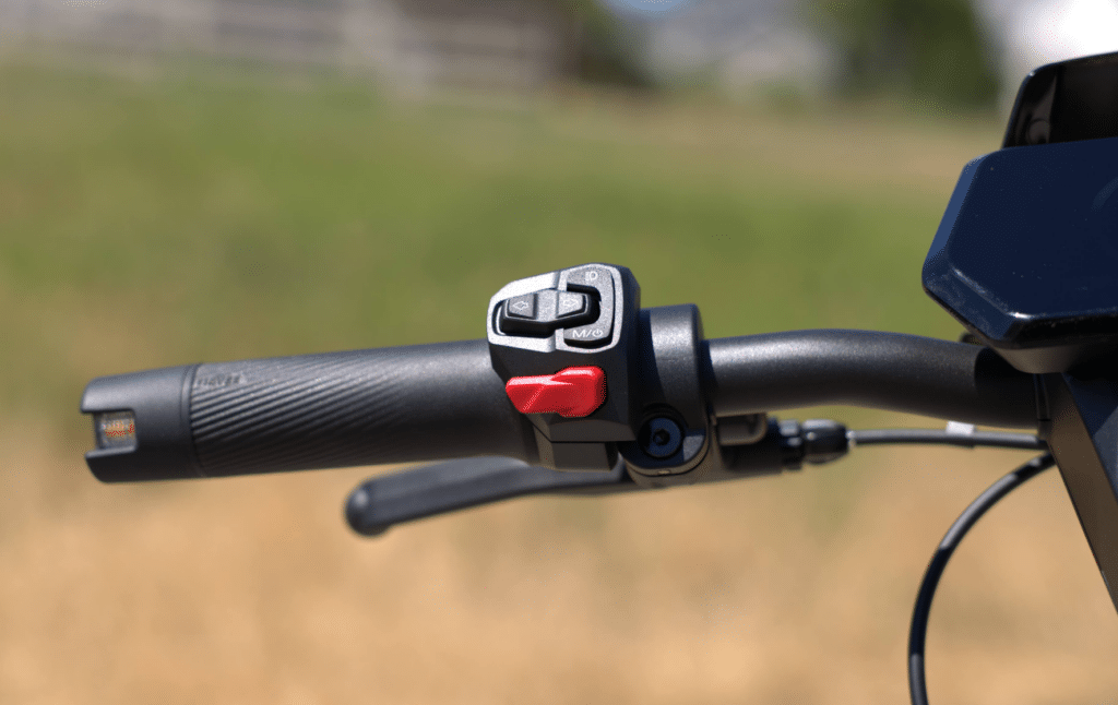 Navee NT5 Ultra X Review 8 Navee NT5 Ultra X handlebar controls and turn signals