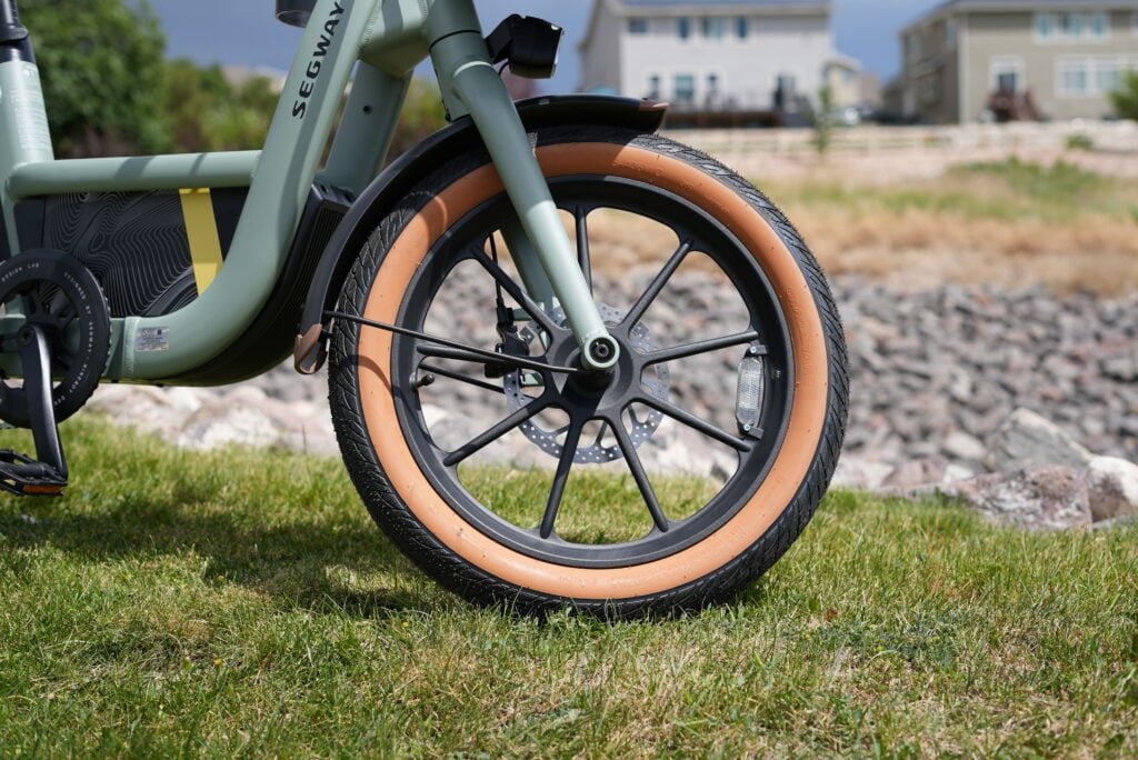 Segway MUXI 20 x 3 inch tire and hydraulic disc brake detail