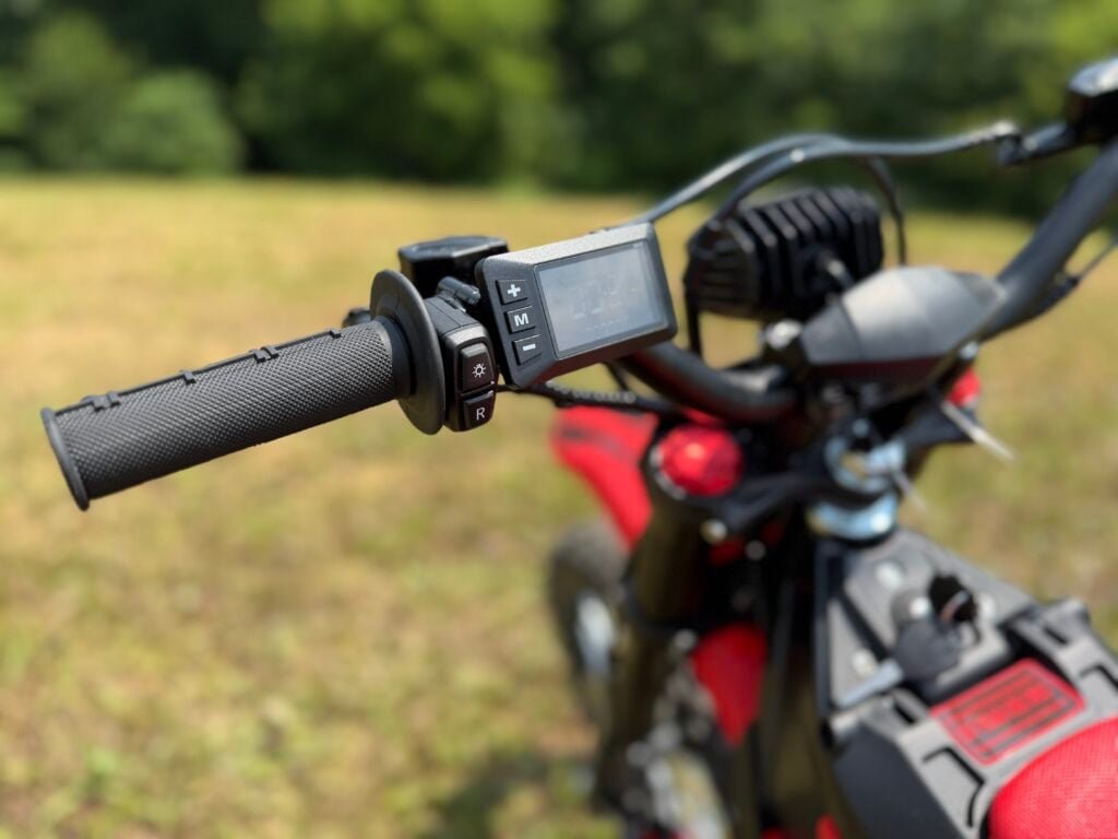 Yozma IN10 Pro Review: Is This $2,000 E-Dirt Bike a Real Sur Ron Killer? 4 Yozma IN10 Pro display screen showing the current riding mode