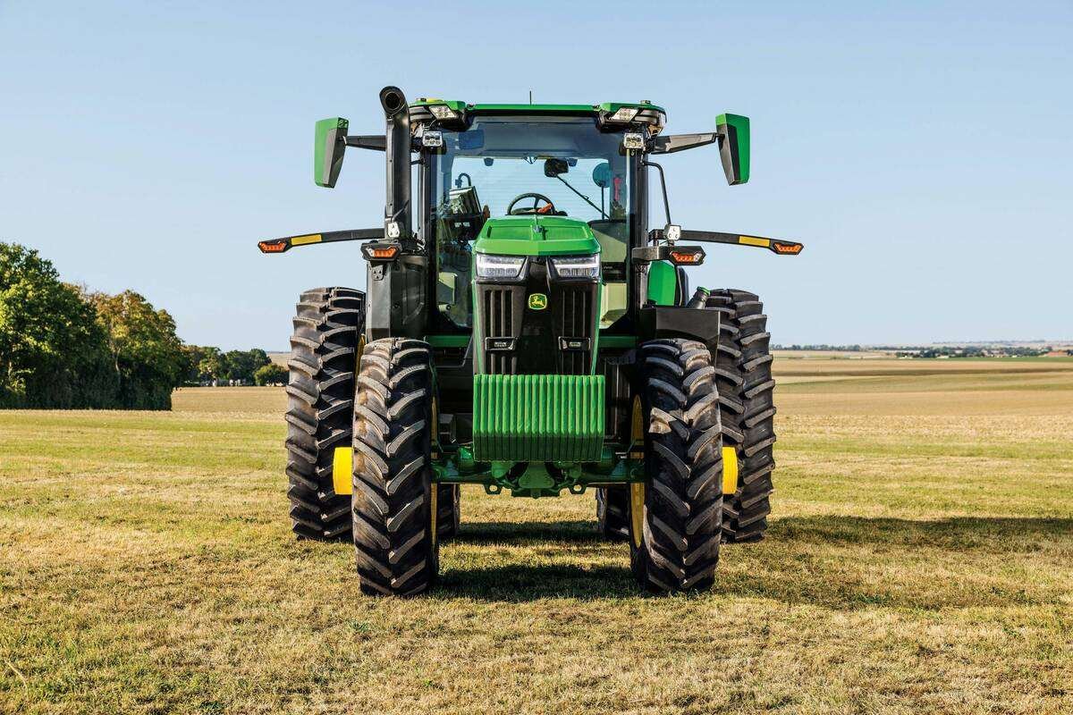 John Deere says its e19 powershift transmission — new to the 6R series — “intelligently” adjusts shifting and gear selection based on multiple tractor and environmental inputs.