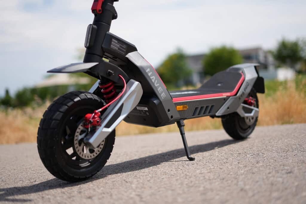 Side view of the NAVEE XT5 Pro showing front and rear suspension