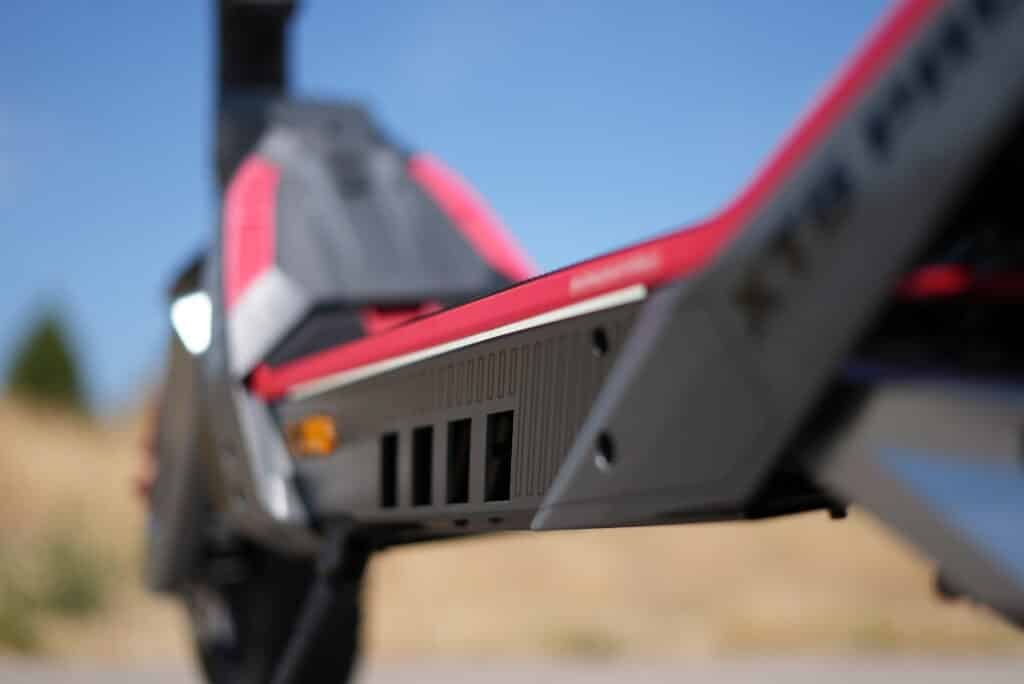 NAVEE XT5 Pro deck and ground clearance detail