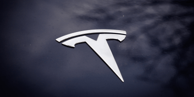 tesla model 3 logo symbolbild peter schwierz tesla-model-3-logo-symbolbild-peter-schwierz